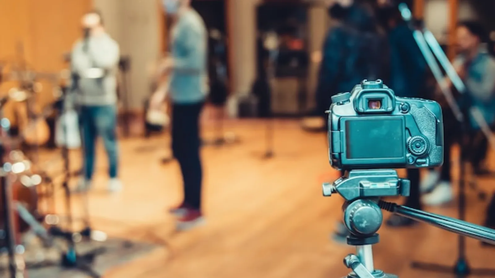 Studio-Setup mit Kameras, Mischpult und Beleuchtung